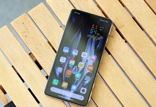 edge X30冠军版的性能也很强，搭载骁龙8Gen1处理器，不过散热不及前面两款机型
