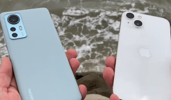 iPhone13之所以深受用户的喜爱，核心原因是它的价格低，其次是机身轻薄屏幕尺寸较小，单手操控感很棒。