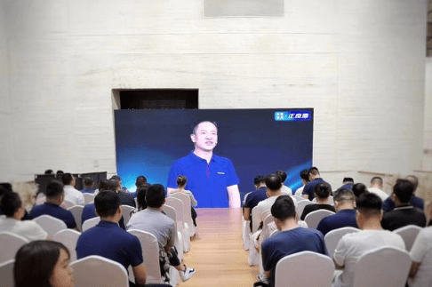 发布会上,华为公司重磅发布了业界首款搭载HarmonyOS的华为新一代办公宝IdeaHub S2系列