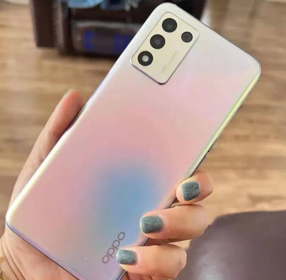 OPPO K9s还配备了5000mAh大电池容量，续航体验也是很好，因为骁龙778G功耗本来就低，支持30W VOOC闪充。